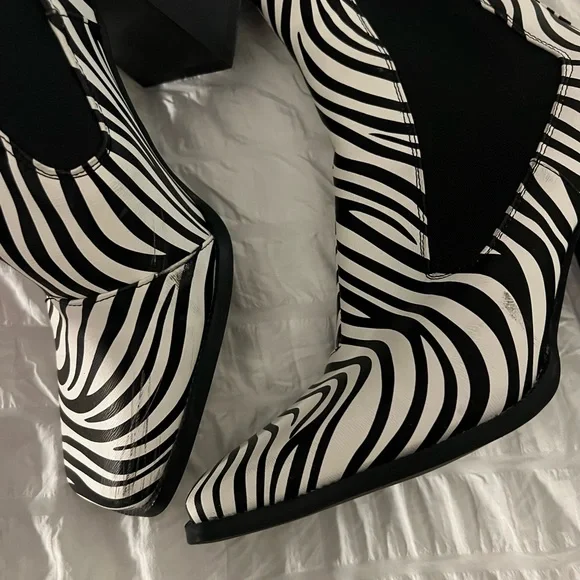 Zebra Faux Leather Heeled Chelsea Boots S05 - Picture 6 of 11